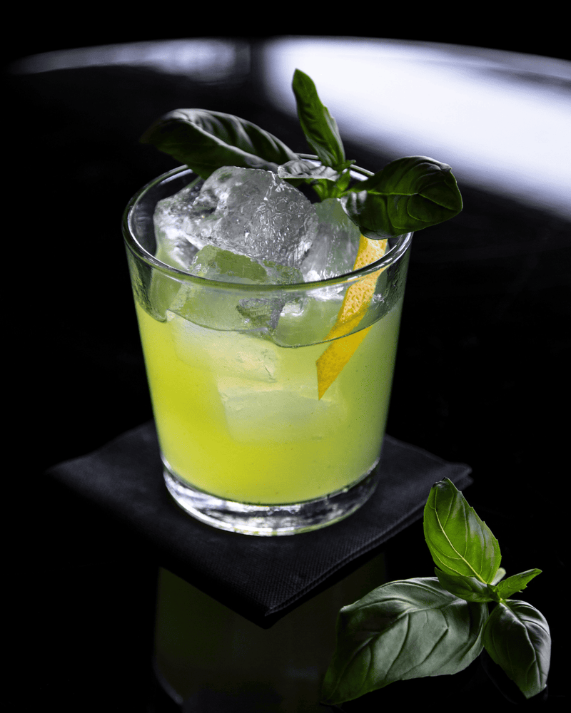 Basil Smash Shot Rezept – frischer Basilikum Cocktail mit WOiF