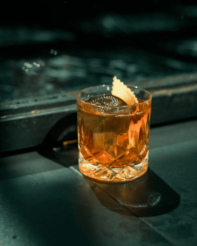 Negroni mit WOiF Bio Dry Gin – Campari, Wermut, Orangenzeste
